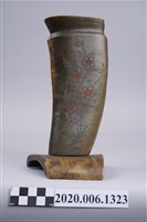 藏品(牛角製花瓶)的圖片