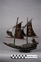 藏品(原住民紋飾一帆風順刻字雙桅黑色舢舨船模型)的圖片