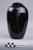 藏品(木製贈帝國在鄉軍人會櫻花漆器花瓶)的圖片