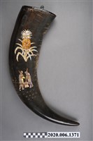 藏品(搗麻糬鳳梨圖樣牛角掛飾)的圖片