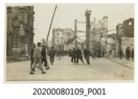 藏品(人群穿梭於破敗建築照)的圖片