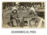 藏品(兩名女子取暖明信片)的圖片