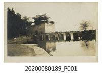 藏品(舊建築與湖畔明信片)的圖片