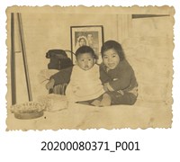 藏品(二童於結婚照前合照)的圖片