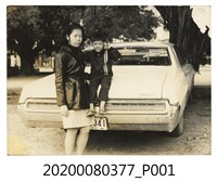 藏品(母子於老汽車前合照)的圖片