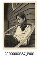 藏品(女子於竹椅上獨照)的圖片