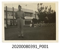 藏品(男子於澎湖縣議會前獨照)的圖片