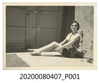 藏品(女子坐姿獨照)的圖片