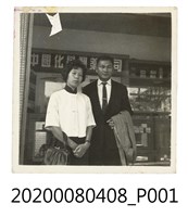 藏品(男女於中國化學門市部前合照)的圖片