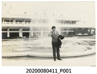 藏品(男子於高雄航空站前獨照)的圖片