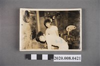 藏品(二男於家中合照)的圖片