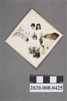 藏品(三女於橋邊合照)的圖片