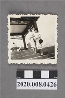 藏品(二女於台階上合照)的圖片