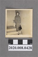 藏品(女子於階梯上獨照)的圖片