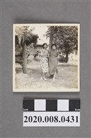 藏品(二女於樹下合照)的圖片