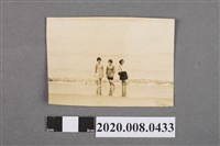 藏品(三女於金山青年活動中心金山海濱浴場內合照)的圖片