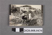 藏品(四女於竹籬前合照)的圖片