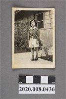 藏品(女童於建築前獨照)的圖片