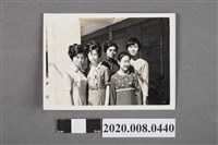 藏品(五女於鐵捲門前合照)的圖片