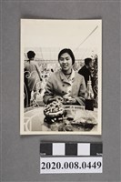 藏品(女子於餐桌前獨照)的圖片