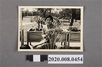 藏品(女子於花圃前獨照)的圖片