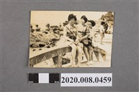 藏品(三女於橋梁護欄上合照)的圖片