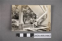 藏品(二女於樓梯扶手上合照)的圖片