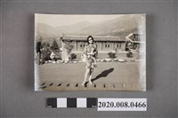 藏品(女子於水溝上獨照)的圖片