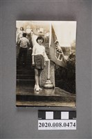 藏品(女子於救國團旗幟旁獨照)的圖片