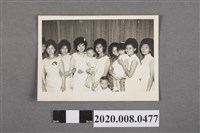 藏品(眾人於窗簾前合照)的圖片