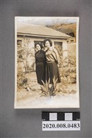 藏品(二女於庭院中合照)的圖片