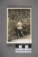 藏品(女子於樹叢前獨照)的圖片