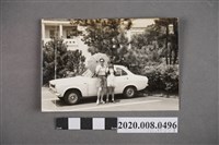 藏品(二女於車旁合照)的圖片