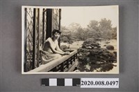 藏品(女子於圍欄邊合照)的圖片