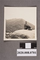 藏品(男子坐於石頭上)的圖片