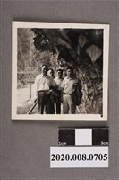 藏品(4人於步道內合影)的圖片