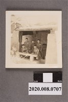 藏品(5人於辦公室前合影)的圖片