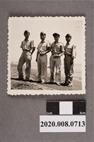 藏品(4人於沙灘前合照)的圖片