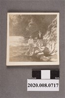 藏品(2名男子於溪旁合照)的圖片