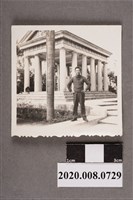 藏品(男子於建築前獨照)的圖片