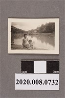 藏品(婦人與小孩於湖畔合照)的圖片