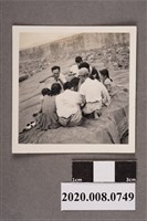 藏品(多人於沙灘前合照)的圖片