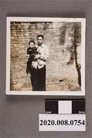 藏品(男子抱嬰兒合照)的圖片