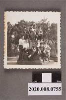 藏品(8名男子與雕塑合照)的圖片