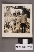 藏品(3名男女於荷花池前合照)的圖片