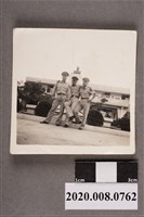 藏品(3名男子於建築雕塑前合照)的圖片