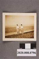 藏品(2名男子於沙灘前合照)的圖片