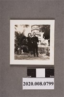 藏品(2名男女於建築前合照)的圖片