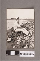 藏品(男子於沙灘吹奏樂器照)的圖片