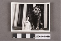 藏品(女子於獅子雕塑前合照)的圖片